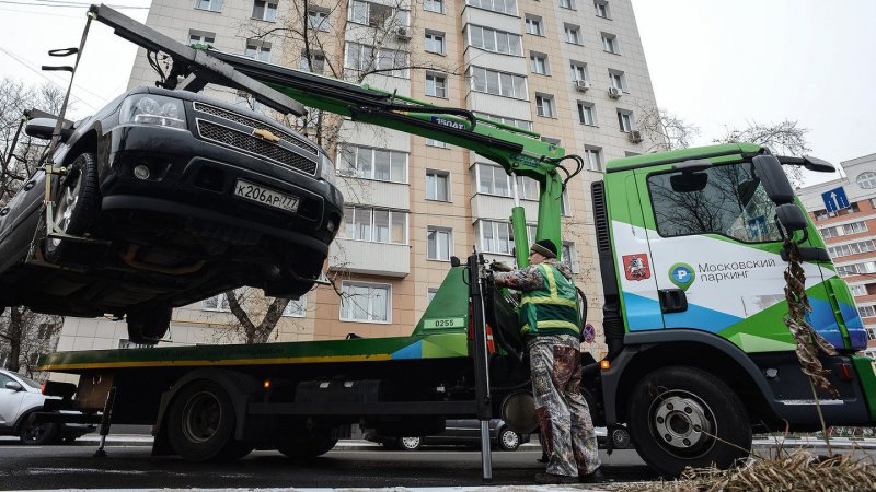 Эвакуатор забирает машину