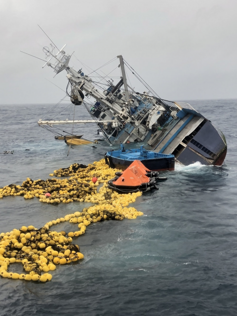 Рыболовецкое судно в море