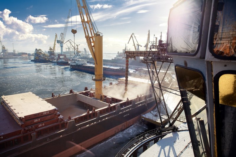 Зерновой терминал в морском порту Азов
