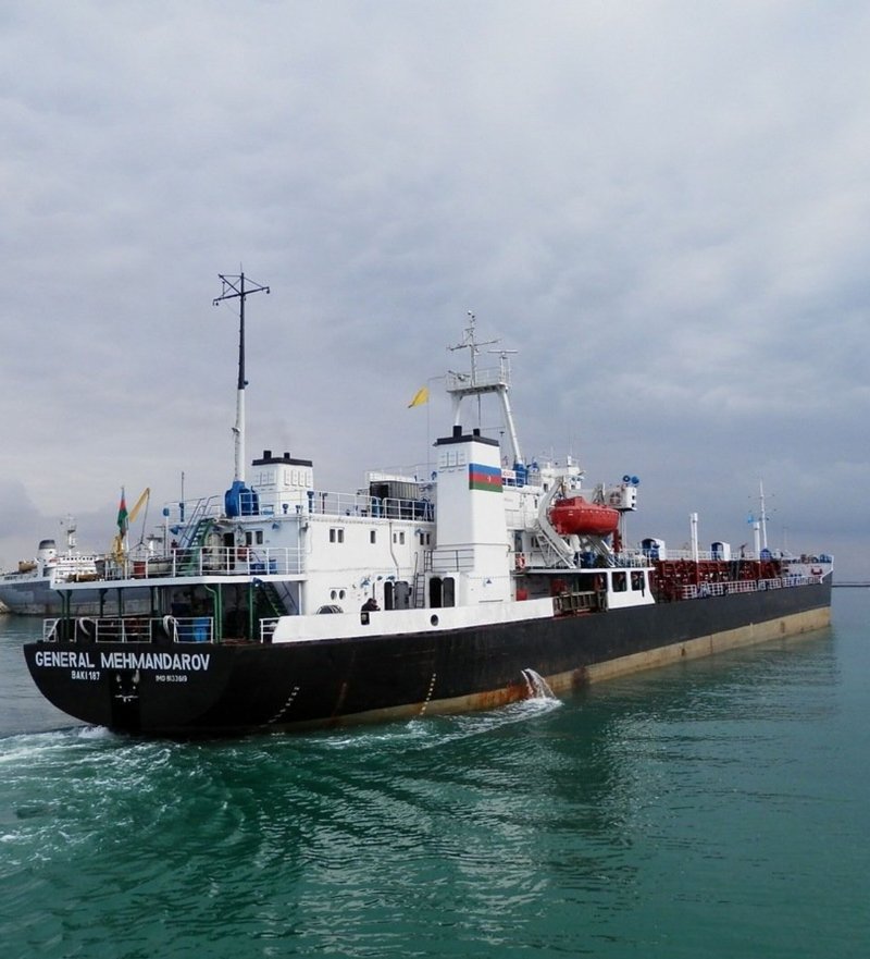 Грузовые суда в Каспийском море