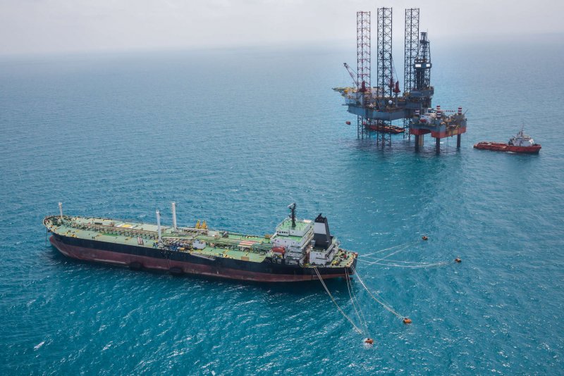 Танкер заполняется нефтью