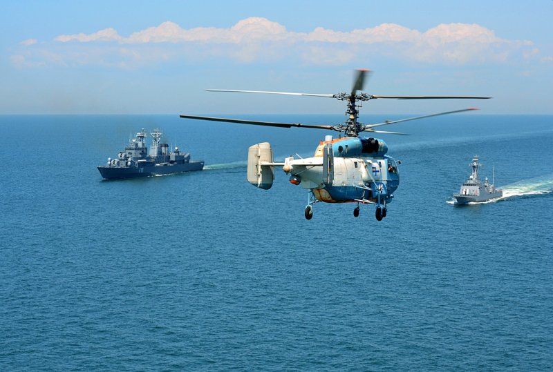 Вертолет над морем