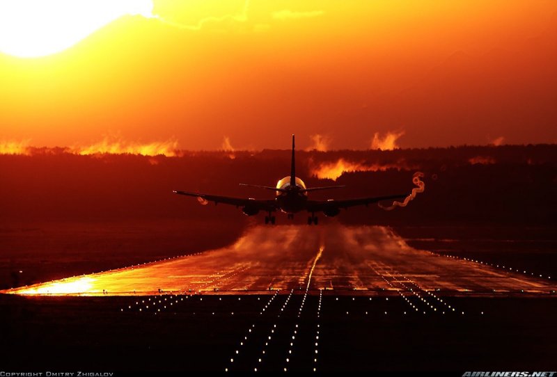 Боинг 737 на взлетной полосе
