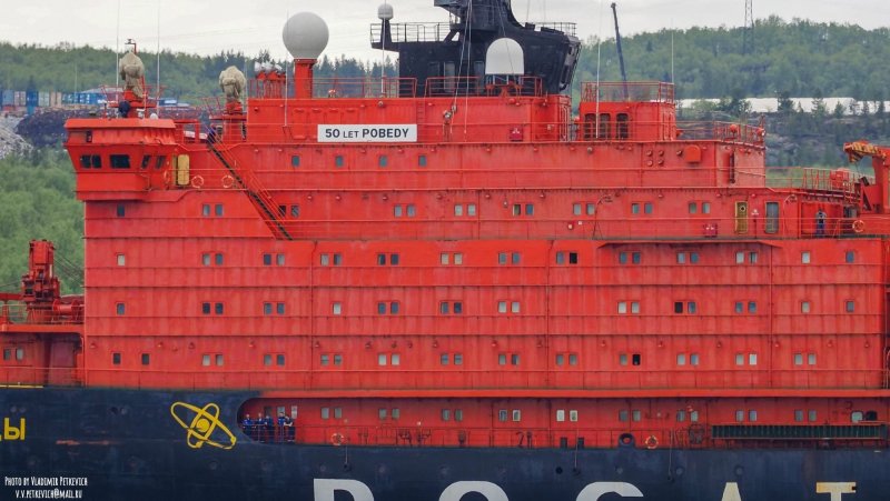 Ледокол на суше 50 лет Победы спуск на воду