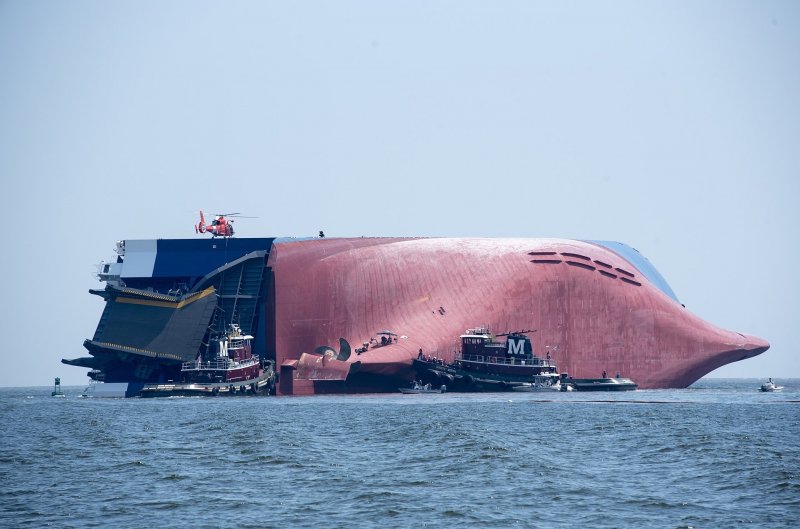 Грузовое судно MV Golden ray
