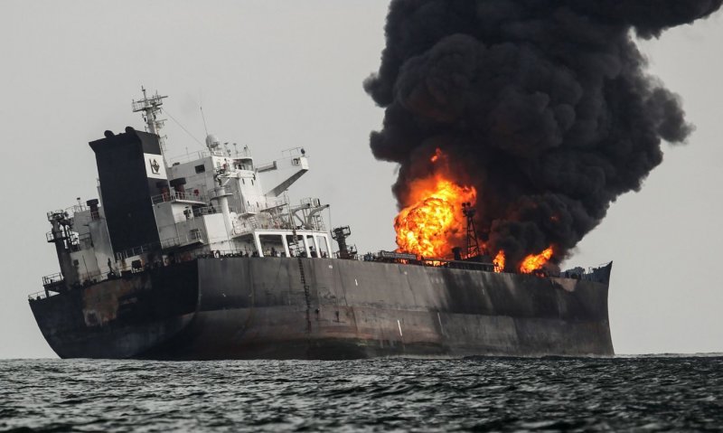 Нефтяной танкер подорвался на мине у побережья Саудовской Аравии