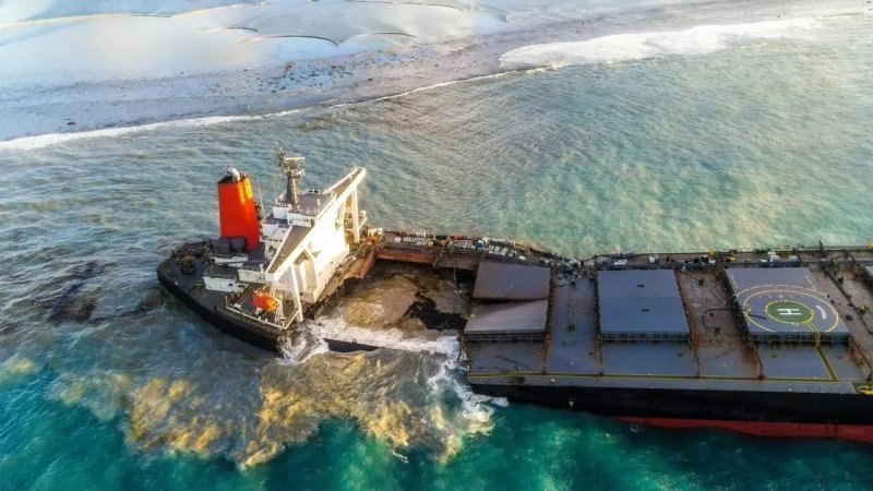 Разлив нефти танкер