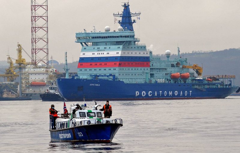 Атомный ледокол Арктика во льдах
