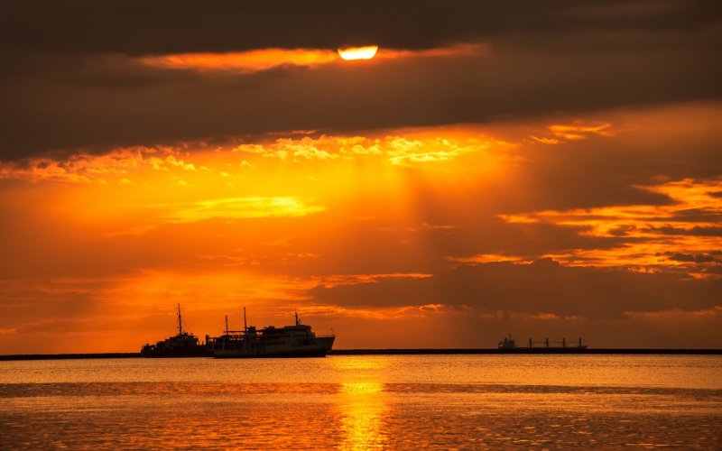 Море закат парусник