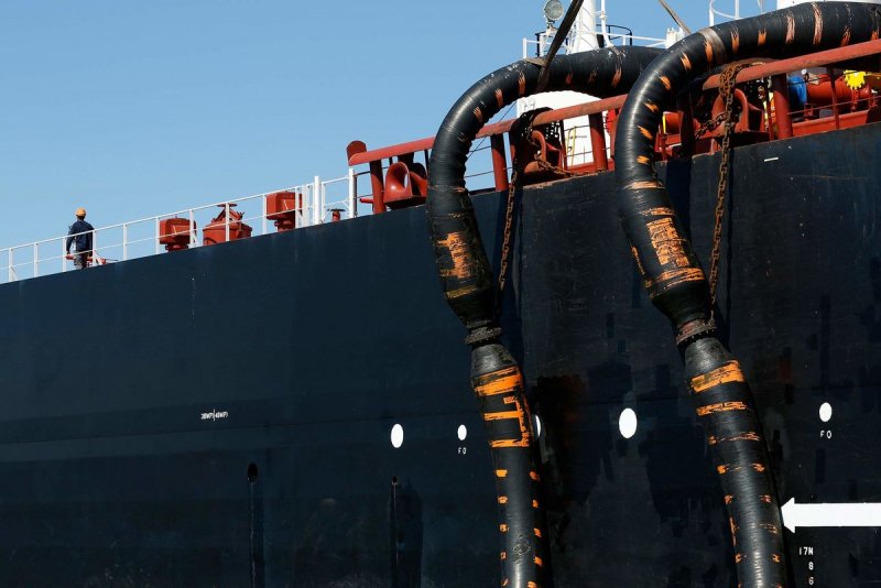 Налив нефти в танкер