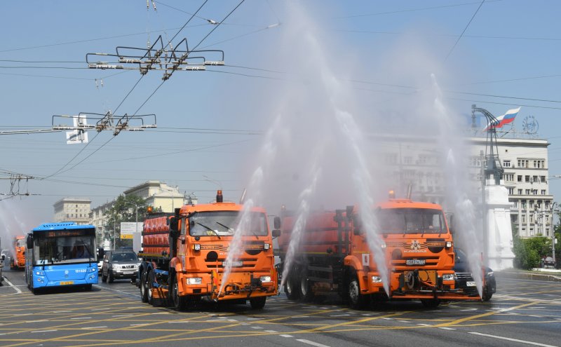Жара поливальная машина в Москве
