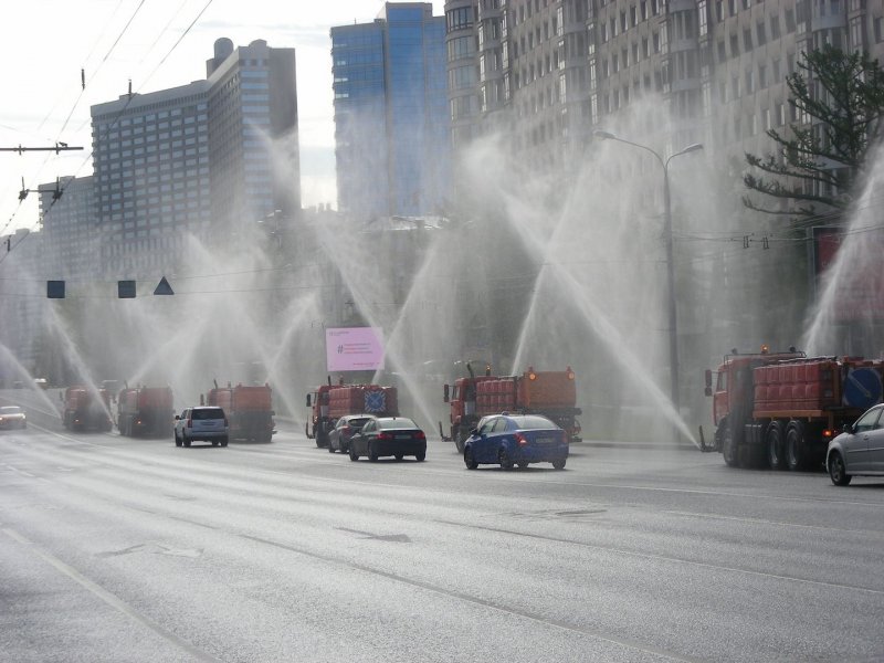 Поливальные машины в Москве в жару