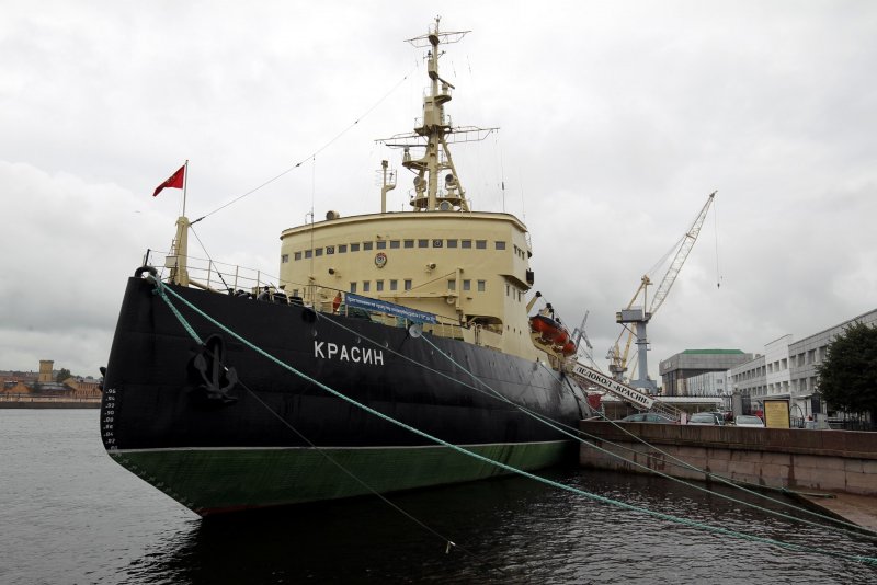 ЖК около ледокола Красин