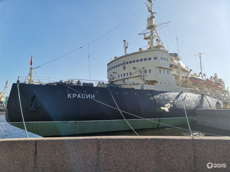 Питер памятник возле Красина ледокола
