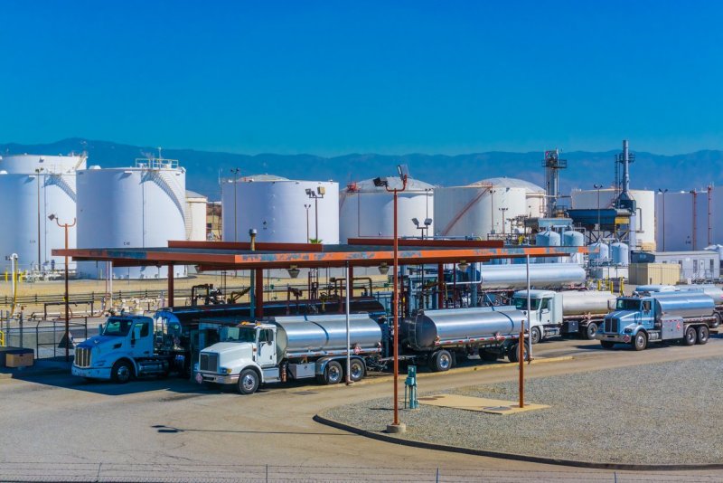 Прицеп НЕФАЗ цистерна для етс 2 1.35