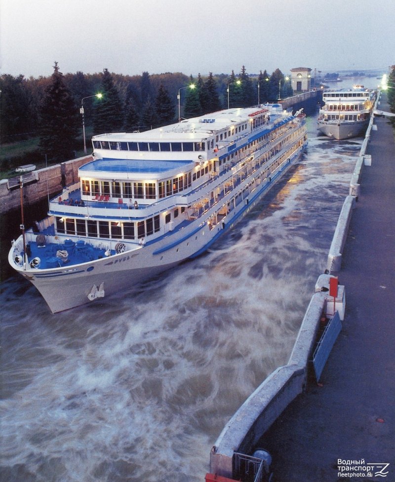 Круизный теплоход по реке Волга
