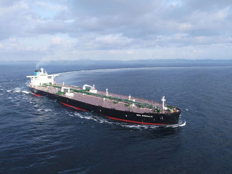 Разлив нефти танкер