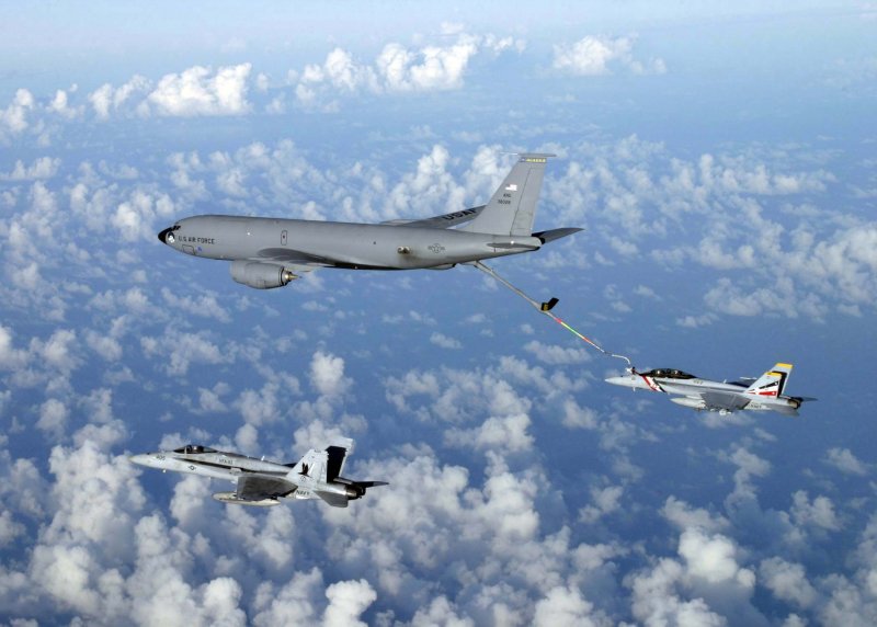 F18 super Hornet Air refueling