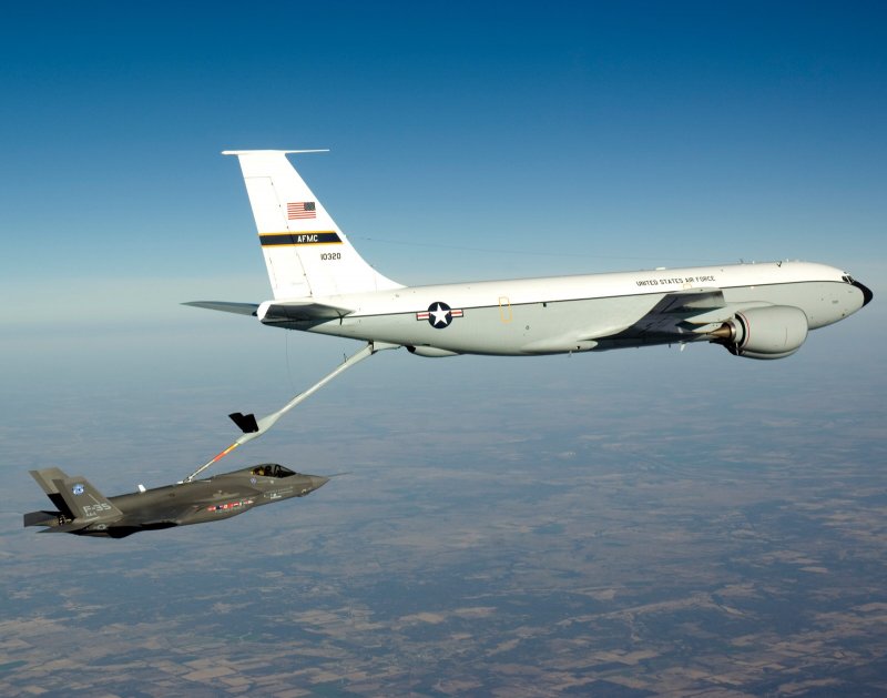 Дозаправка в воздухе КС-135