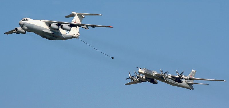 Дозаправка в воздухе ту-142
