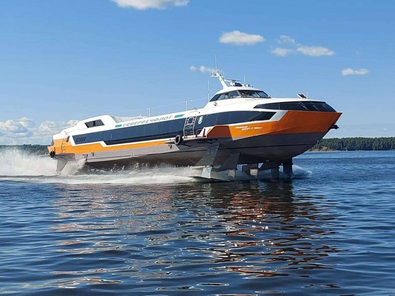 СПК судно в море