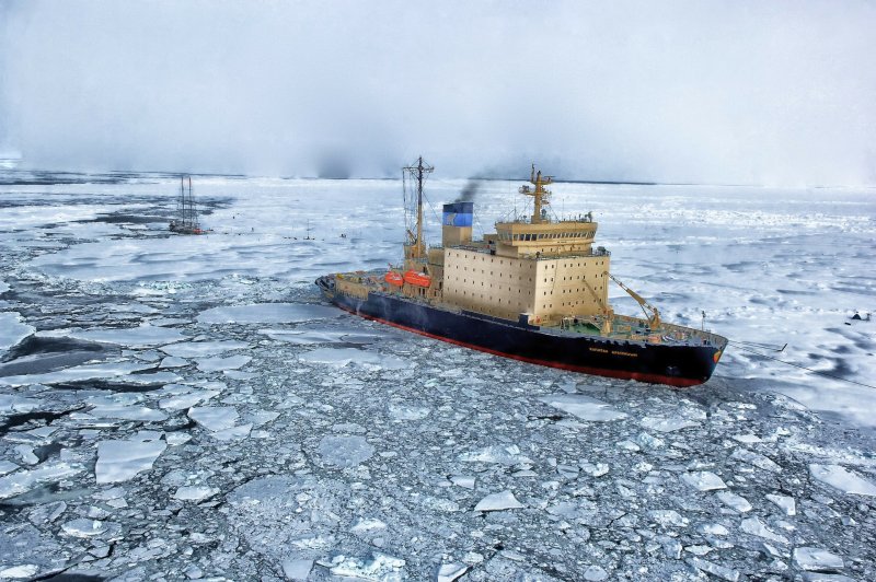 Ледокол «50 лет Победы» и газовоз «Кристоф де Маржери».