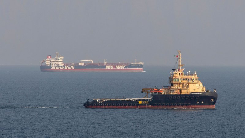 Нефтяной танкер подорвался на мине у побережья Саудовской Аравии