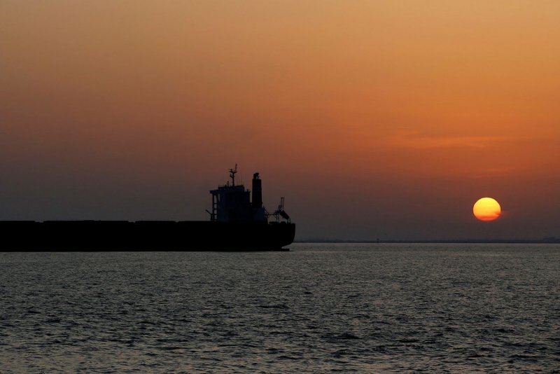 Танкеры с нефтью перегружая в море