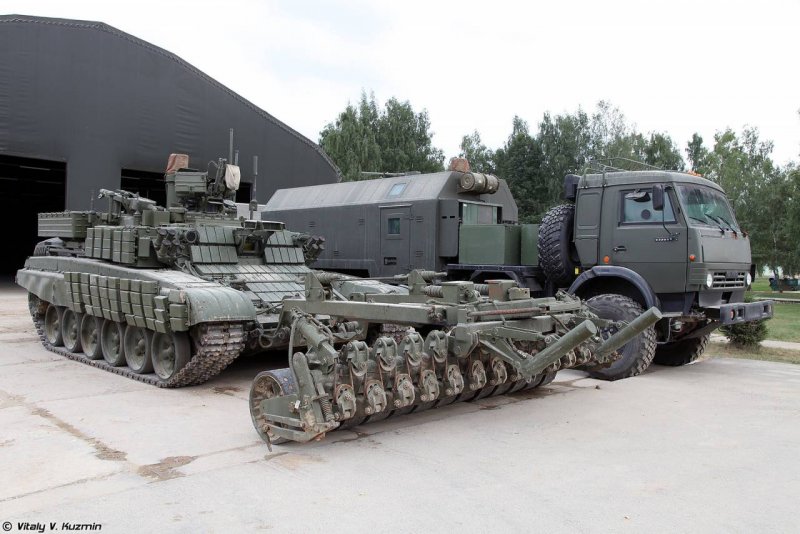 Бронированная машина разминирования БМР-3