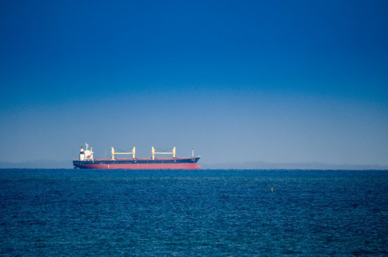 Море танкер вдалеке