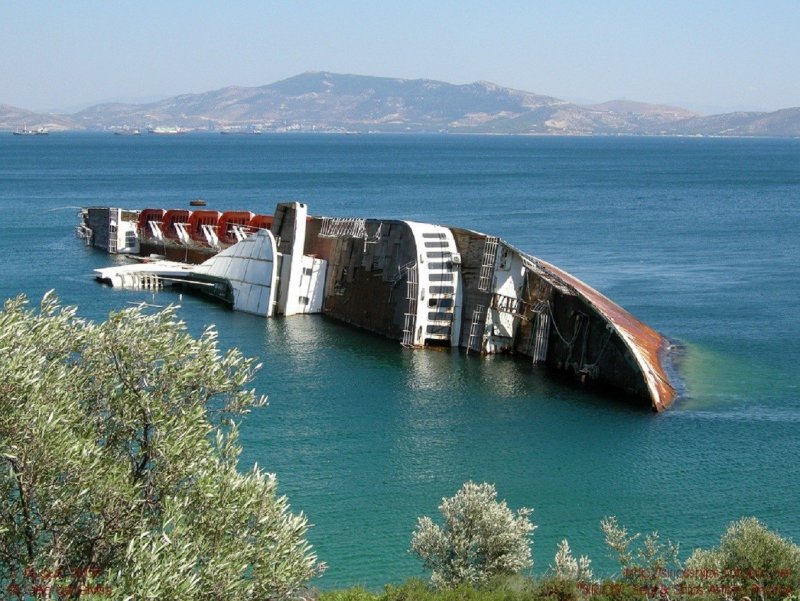 Китобойная шхуна в бухте Моржовая, Камчатка.