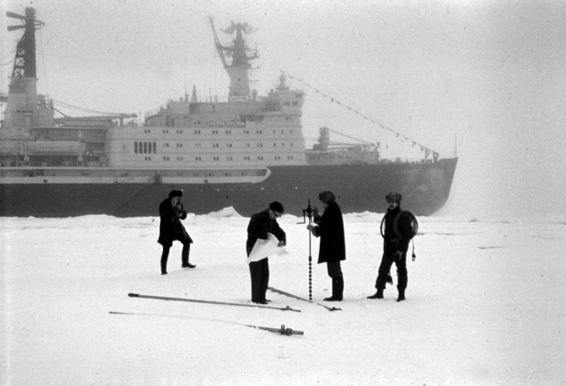 17 Августа 1977 года впервые Северного полюса достиг ледокол Арктика
