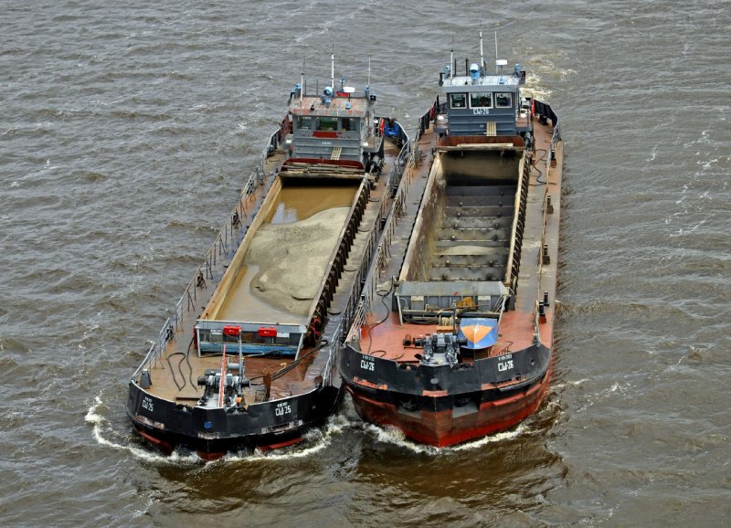 Грунтоотвозная самоходная баржа морская