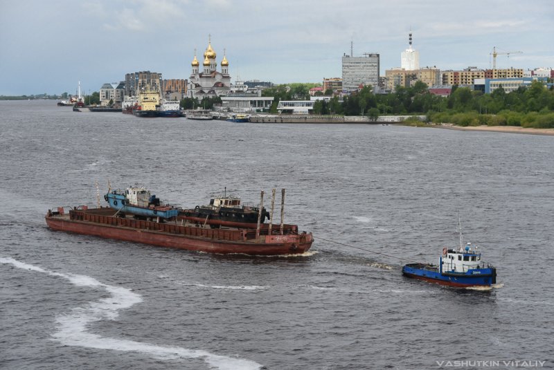 Теплоход Витебск буксир