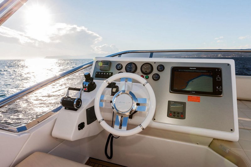 Azimut Yachts приборная панель флайбриджа