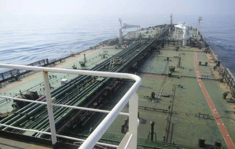 Палуба нефтеналивного танкера