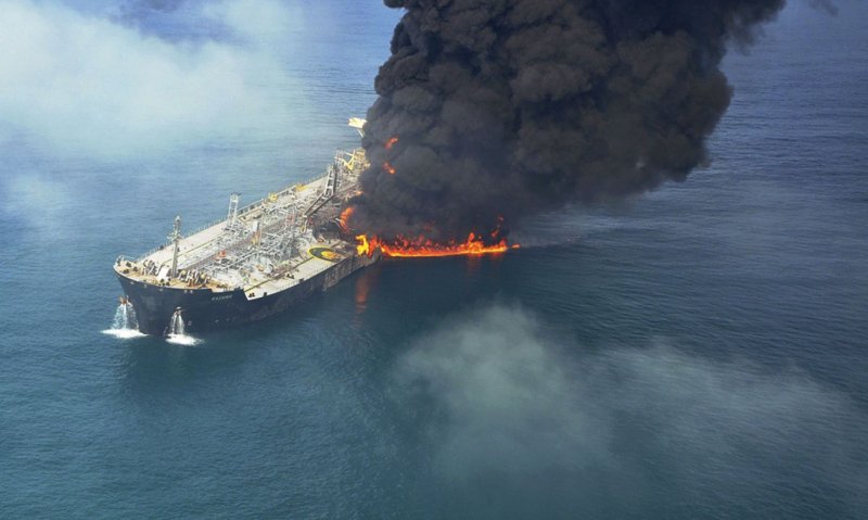 Разлив нефти танкер