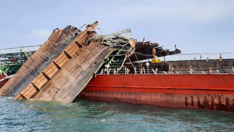 Подорвали корабль на Азовском море