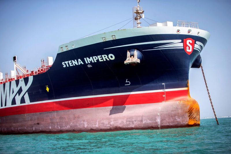 Amerikanskiy Tanker s neftyu s amerikanskim flagom