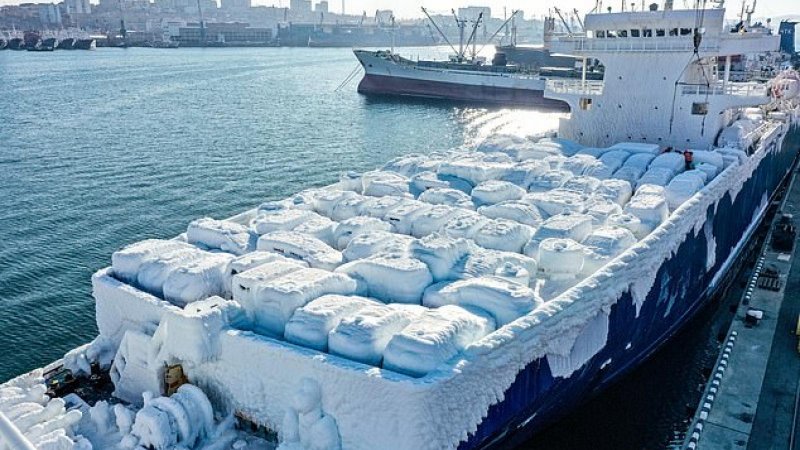 Корабль с Японии во льду