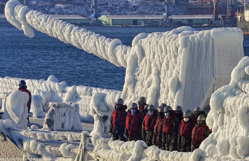 Корабль вмёрзший в Айсберг