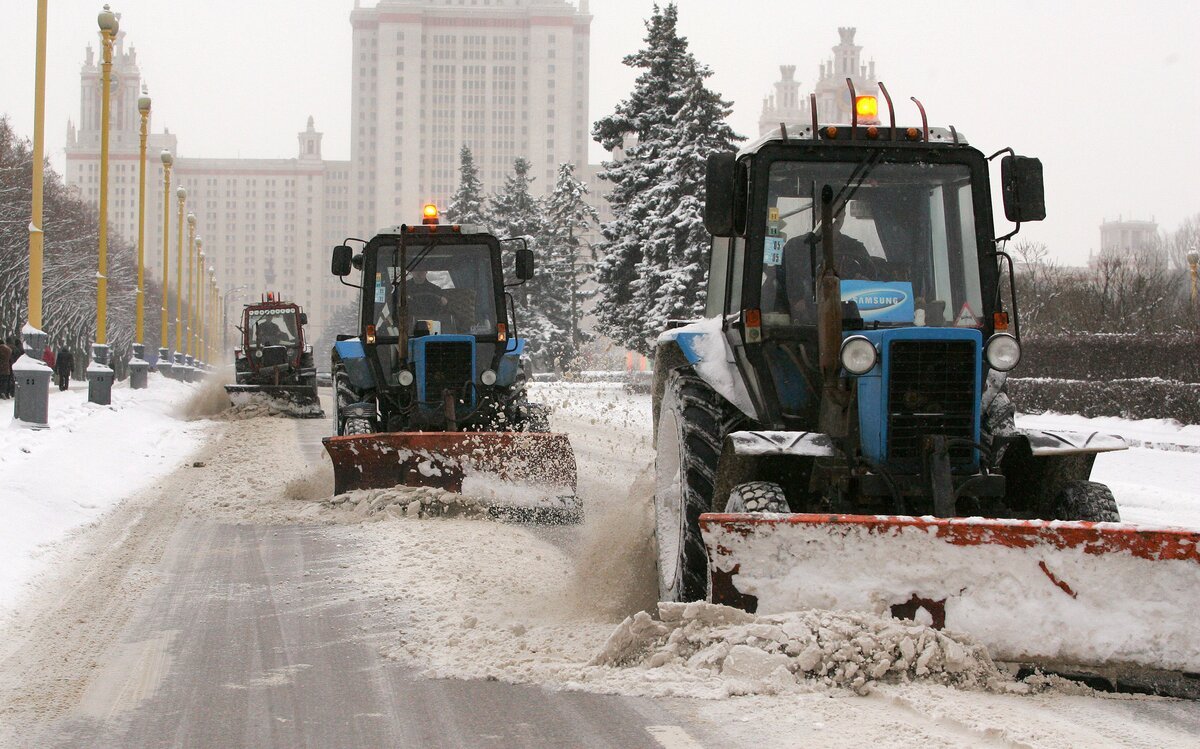 Трактора чистят дороги. Трактор МТЗ 82 убирает снег. Коммунальный трактор МТЗ 82 зима. МТЗ-82 зимой уборка снега. МТЗ 82 убирает снег.