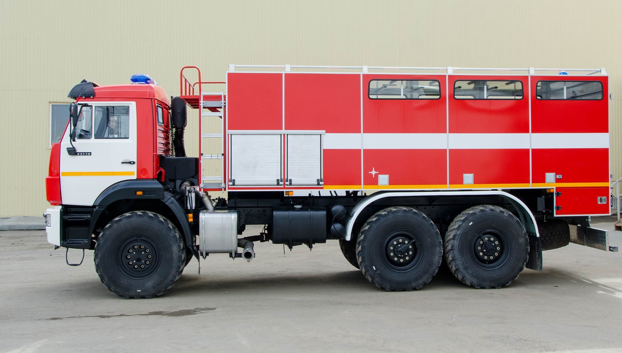Ар пожарный автомобиль. КАМАЗ КАМАЗ–43118 пожарный. Пожарный КАМАЗ 43118. Ар-2 (КАМАЗ-43101). Пожарная машина ПНС КАМАЗ 43118.