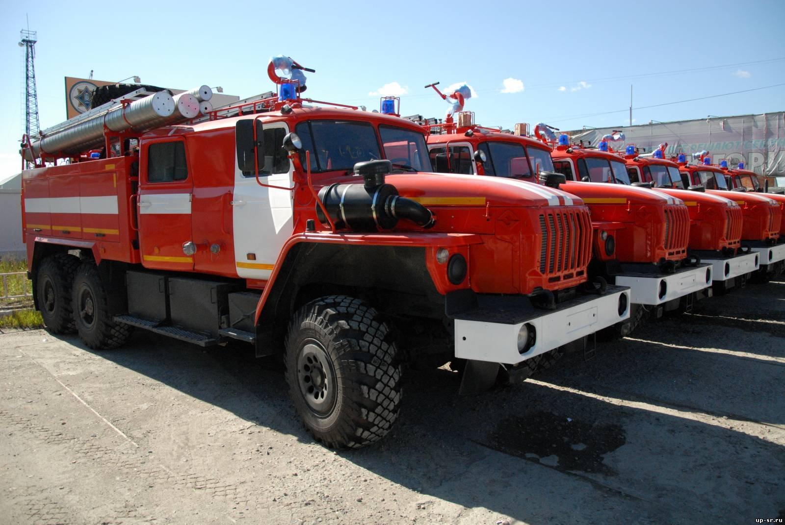 Пожарный автомобиль оборудованный. Пожарная машина ЗИЛ 131 ПНС. Урал 4320 пожарный. Пожарные машины на шасси ЗИЛ 131. Урал 4320 пожарный Аэродромный.