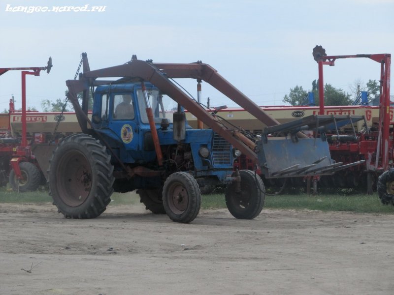 МТЗ-82 экспортный со стогометателем