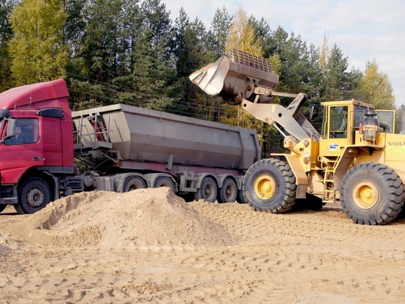65115 КАМАЗ выгружает песок