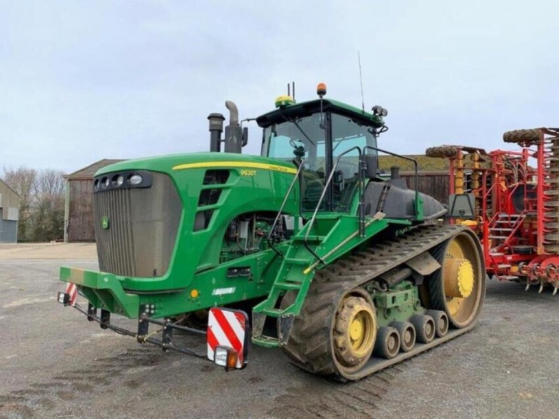 Гусеничный трактор John Deere