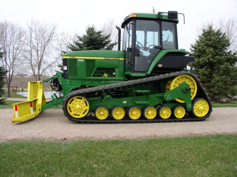 Трактор гусеничный (John Deere 8020t)