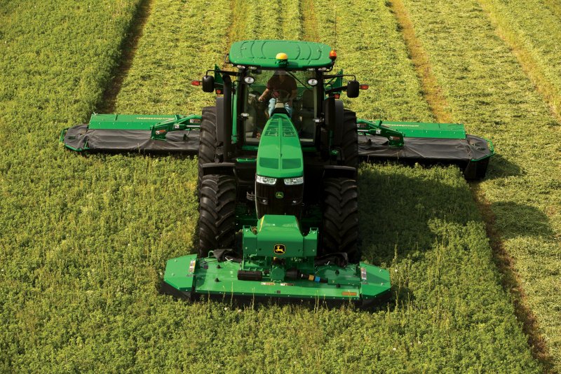 Трактор John Deere с косилкой