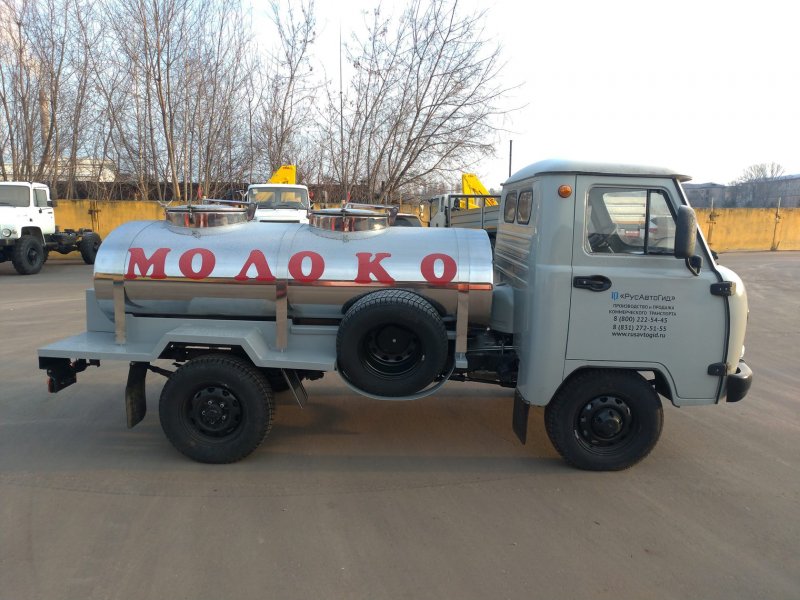 Молоковоз на заводе